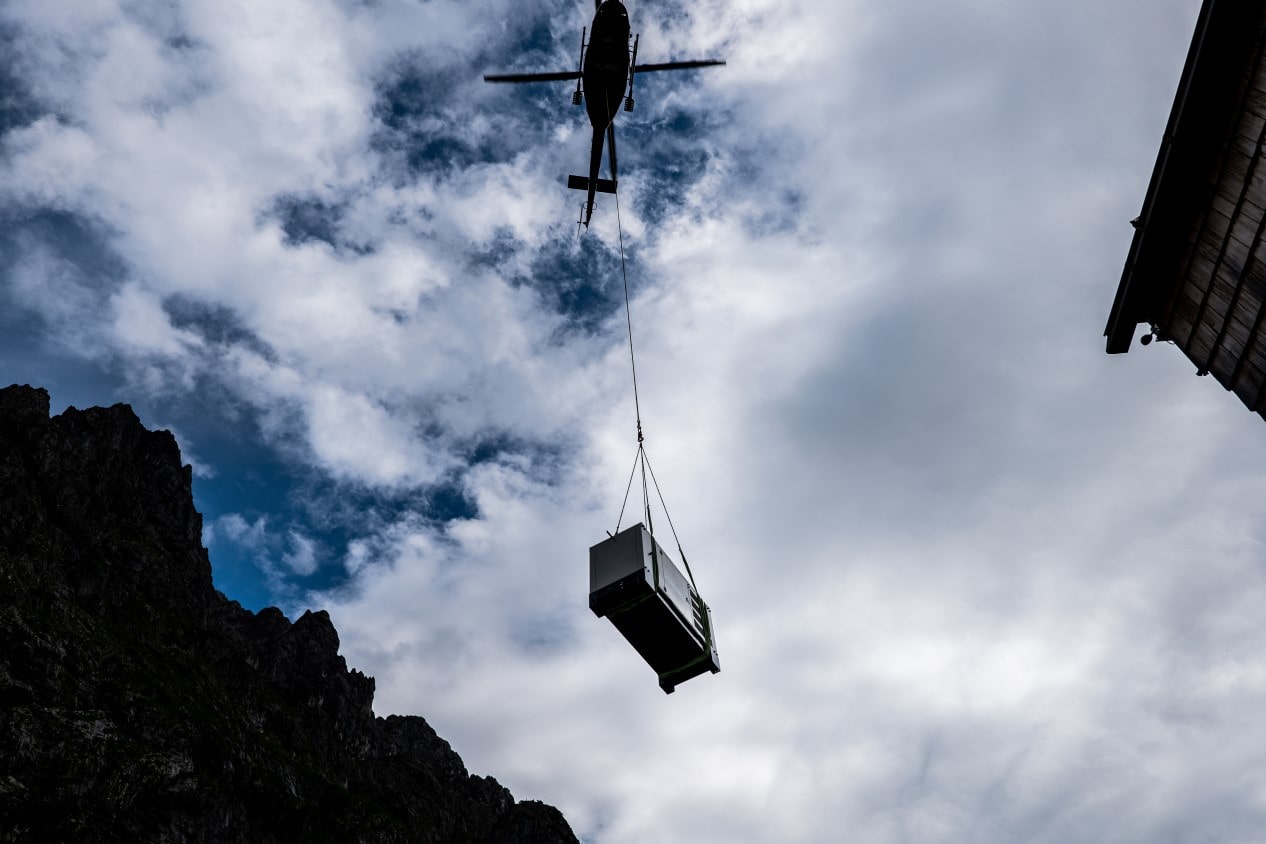 Bild des Helikoptertransport eines FDG100I zur Höllentalangerhütte